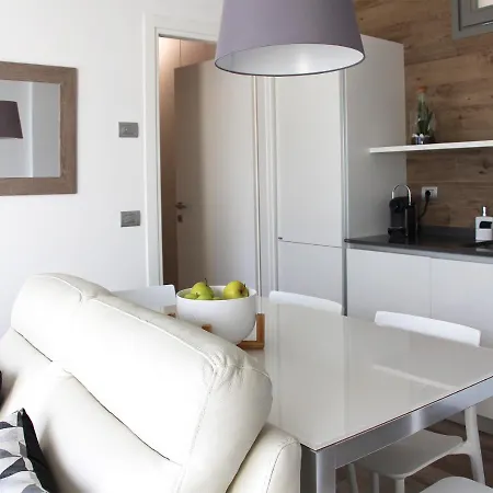 Stunning Views And Pool. Brand New Apartment. Appartement *